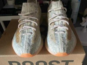 后 yeezy380 蜜桃粉与白色，是一双颜值与脚感并存的休闲运动鞋