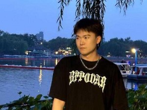 男生和男生一起相嗟嗟，他们之间到底发生了什么？如何解决这个问题？